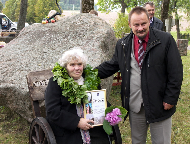 Anykščių rajono meras Sigutis Obelevičius ne tiktai pasveikino naująją laureatę A. Murmienę, bet ir kartu prisiminimui nusifotografavo.